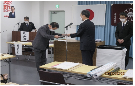 第21回統一地方選「全員当選と党勢拡大を期して」一般市・町長選挙・一般市議会議員選挙公認候補者に公認証を授与「自民党ここにあり、底力発揮を」