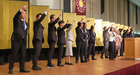 【政経文化セミナーに各地から1800人が参集】~地方統一選勝利へ総力結集を誓う。出席党役員・閣僚らを囲み和やかな懇談の輪~