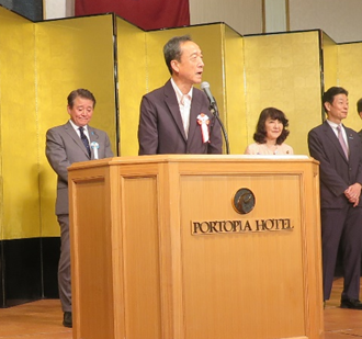 【政経文化セミナーに各地から1800人が参集】~地方統一選勝利へ総力結集を誓う。出席党役員・閣僚らを囲み和やかな懇談の輪~