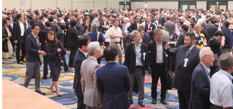 【政経文化セミナーに各地から1800人が参集】~地方統一選勝利へ総力結集を誓う。出席党役員・閣僚らを囲み和やかな懇談の輪~