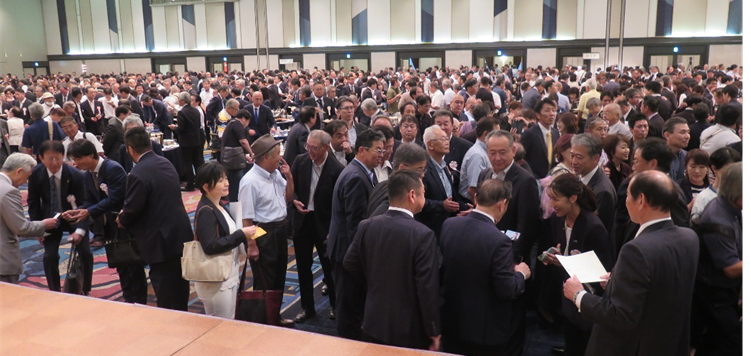 【政経文化セミナーに各地から1800人が参集】~地方統一選勝利へ総力結集を誓う。出席党役員・閣僚らを囲み和やかな懇談の輪~