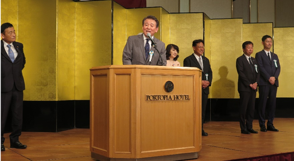 【政経文化セミナーに各地から1800人が参集】~地方統一選勝利へ総力結集を誓う。出席党役員・閣僚らを囲み和やかな懇談の輪~