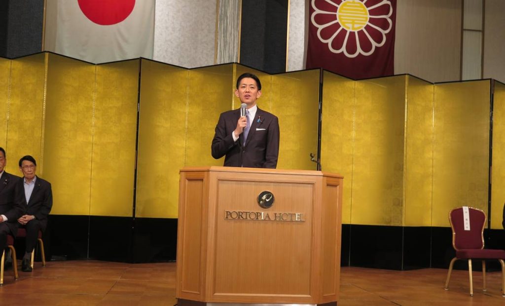 【政経文化セミナーに各地から1800人が参集】~地方統一選勝利へ総力結集を誓う。出席党役員・閣僚らを囲み和やかな懇談の輪~