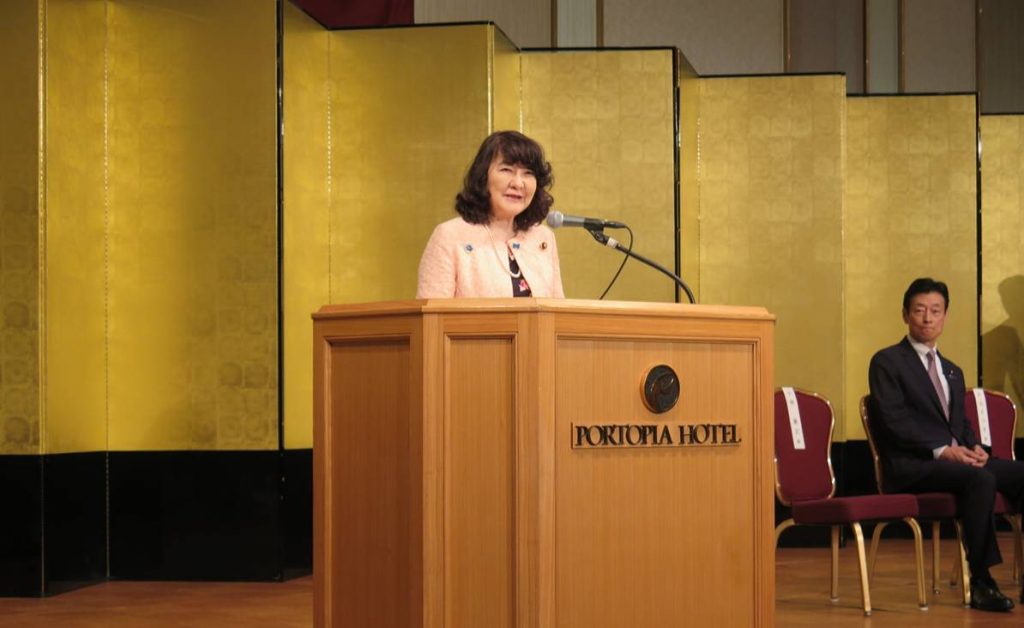 【政経文化セミナーに各地から1800人が参集】~地方統一選勝利へ総力結集を誓う。出席党役員・閣僚らを囲み和やかな懇談の輪~