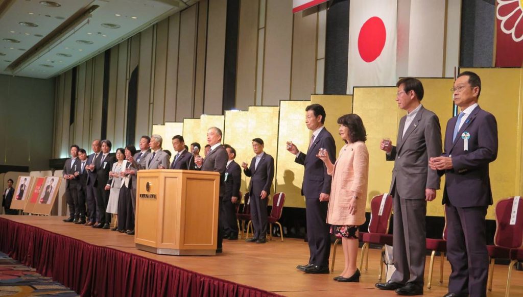 【政経文化セミナーに各地から1800人が参集】~地方統一選勝利へ総力結集を誓う。出席党役員・閣僚らを囲み和やかな懇談の輪~