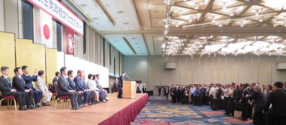 【政経文化セミナーに各地から1800人が参集】~地方統一選勝利へ総力結集を誓う。出席党役員・閣僚らを囲み和やかな懇談の輪~